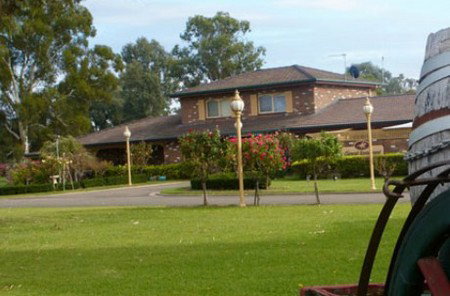 Carriage House Motor Inn - Tourism Cairns 0