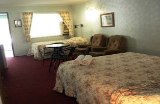 Beerwah Glasshouse Mountains Motel - Tourism Cairns 3