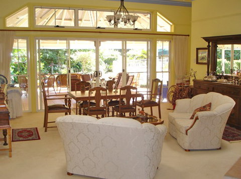 Noosa Valley Manor - Bed And Breakfast - Tourism Cairns 3