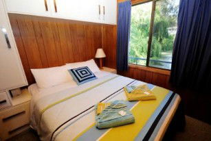 Moving Waters Self Contained Moored Houseboat - Tourism Cairns 3
