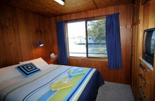 Moving Waters Self Contained Moored Houseboat - Tourism Cairns 6