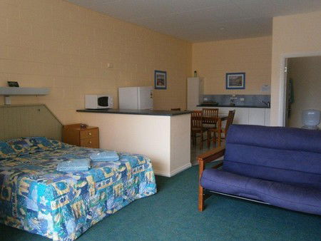 Penguin Holiday Apartments - Tourism Cairns 0