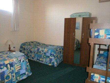 Penguin Holiday Apartments - Tourism Cairns 2