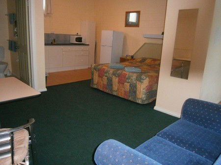 Penguin Holiday Apartments - Tourism Cairns 4