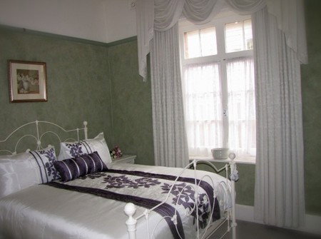 Crescentfield Cottage - Tourism Cairns 5