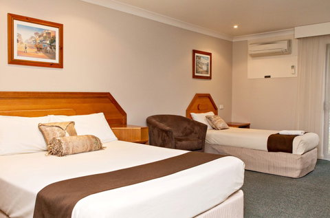 Hilltops Retreat Motor Inn - Tourism Cairns 1