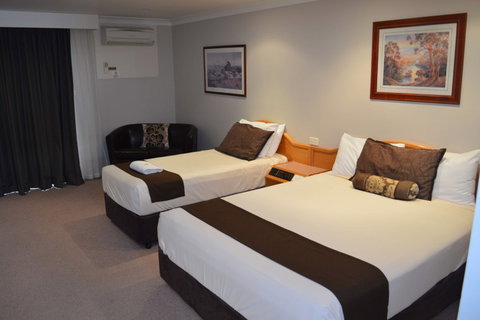 Hilltops Retreat Motor Inn - Tourism Cairns 7