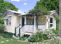 Flora Alba Cottage And Jacaranda On Pallas - Tourism Cairns 4