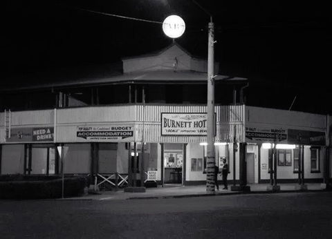 Burnett Hotel - Tourism Cairns 0