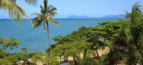 Roydon Beachfront Holiday Apartments - Tourism Cairns 1
