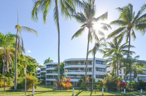 Roydon Beachfront Holiday Apartments - Tourism Cairns 5