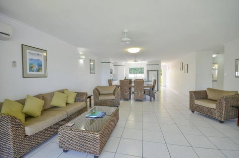 Roydon Beachfront Holiday Apartments - Tourism Cairns 8