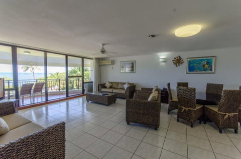 Roydon Beachfront Holiday Apartments - Tourism Cairns 9