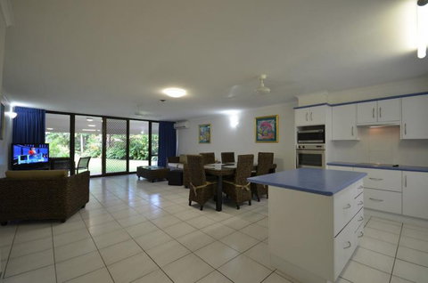 Roydon Beachfront Holiday Apartments - Tourism Cairns 10