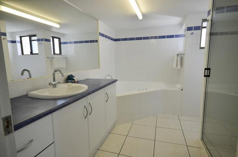 Roydon Beachfront Holiday Apartments - Tourism Cairns 11