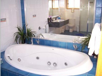 Bateau Bay Beachfront Luxury Accomodation - Tourism Cairns 0