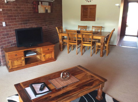 Cleveland Visitor Villas Motel & Shailer Park Garden Villas - Tourism Cairns 0