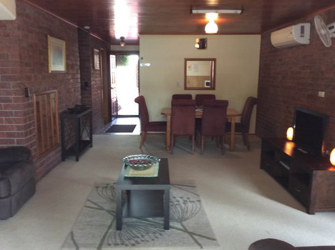 Cleveland Visitor Villas Motel & Shailer Park Garden Villas - Tourism Cairns 8