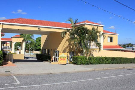 Harbour Sails Motor Inn - Tourism Cairns 0