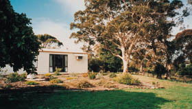 R&r Country Cottage - Tourism Cairns 0