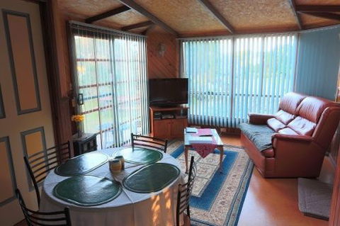 Stanley Lakeside Spa Cabins - Tourism Cairns 4