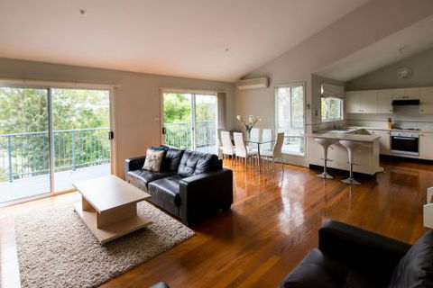 The Lake Limo - Tourism Cairns 1