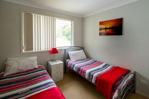 The Lake Limo - Tourism Cairns 3