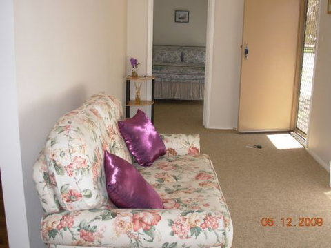 Edie's Overnight Accommodation - Tourism Cairns 0