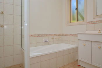 Madigan Wine Country Cottages - Tourism Cairns 24