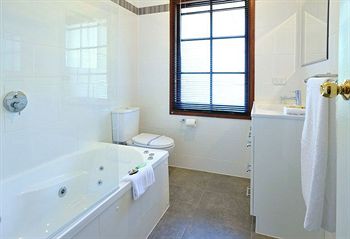 Holly Lodge - Tourism Cairns 24