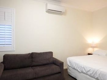 Naughtons Parkville Hotel - Tourism Cairns 1
