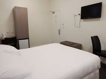 Naughtons Parkville Hotel - Tourism Cairns 4