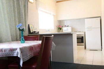 Carnegie Motor Inn - Tourism Cairns 11