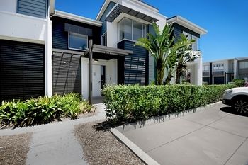 Magenta Studio Room - Tourism Cairns 0