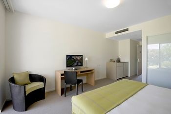Magenta Studio Room - Tourism Cairns 4