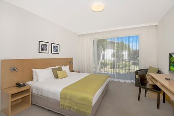 Magenta Studio Room - Tourism Cairns 7