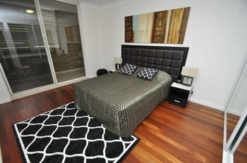Camperdown 11 Briggs Furnished Apartment - Tourism Cairns 4