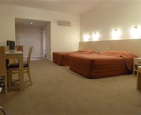 Mayfair Plaza Motel - Tourism Cairns 1