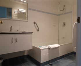 Mayfair Plaza Motel - Tourism Cairns 3