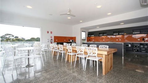 The Island Accommodation - Phillip Island YHA - Tourism Cairns 4