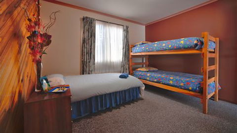 Long John Silver's Surf Retreat - Tourism Cairns 3