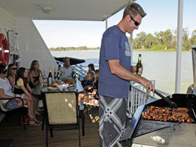 Boats And Bedzzz - The Murray Dream Self-contained Moored Houseboat - Tourism Cairns 3
