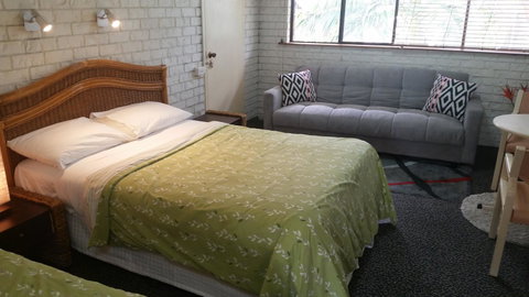 Holland Park Motel - Tourism Cairns 0