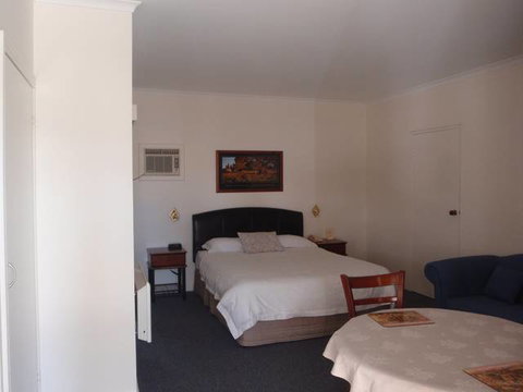 Kinross Inn - Tourism Cairns 0