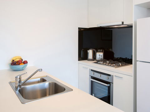 Melbourne Short Stay Apartments - MP Deluxe - Tourism Cairns 2