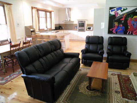 Pinkerton Hill (Naracoorte Cottages) - Tourism Cairns 0