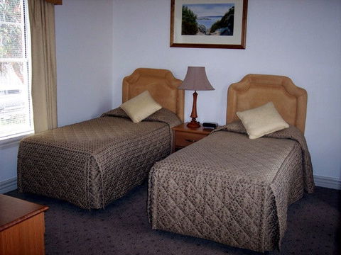 Ross Motel & Caravan Park - Tourism Cairns 1
