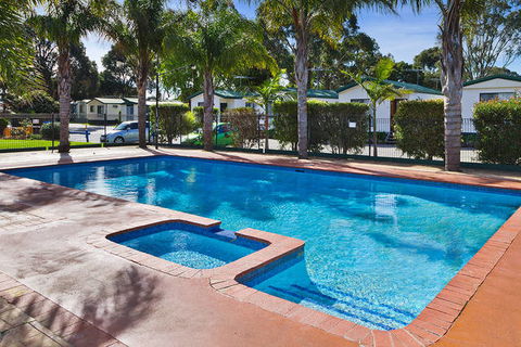 Sandhurst Motel - Tourism Cairns 2