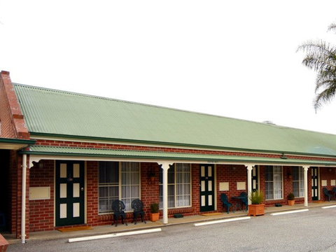 The Elms Motor Inn - Tourism Cairns 0