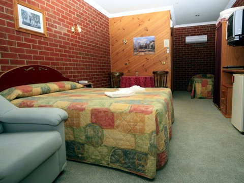 The Elms Motor Inn - Tourism Cairns 2